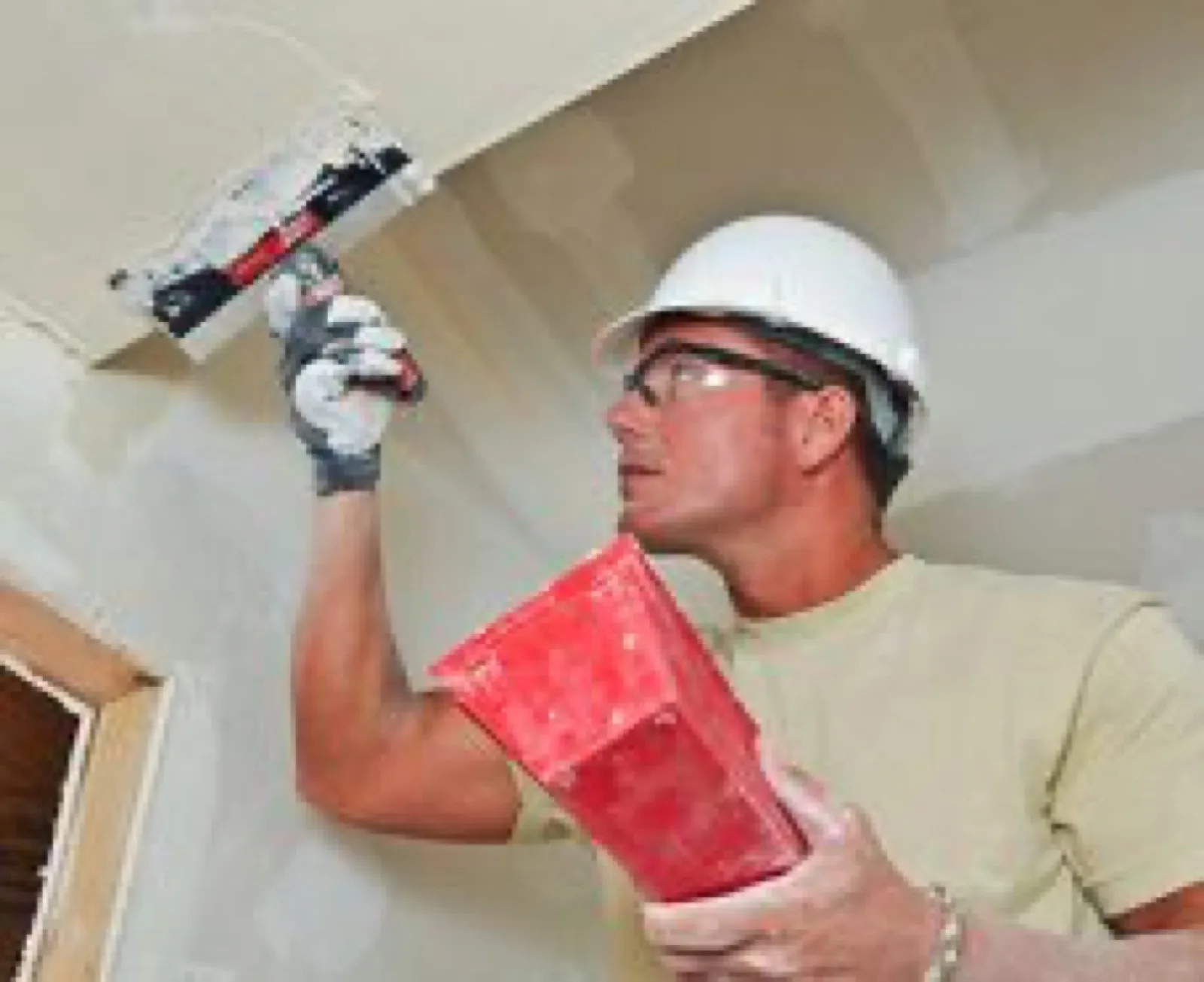 contractor applying drywall putty