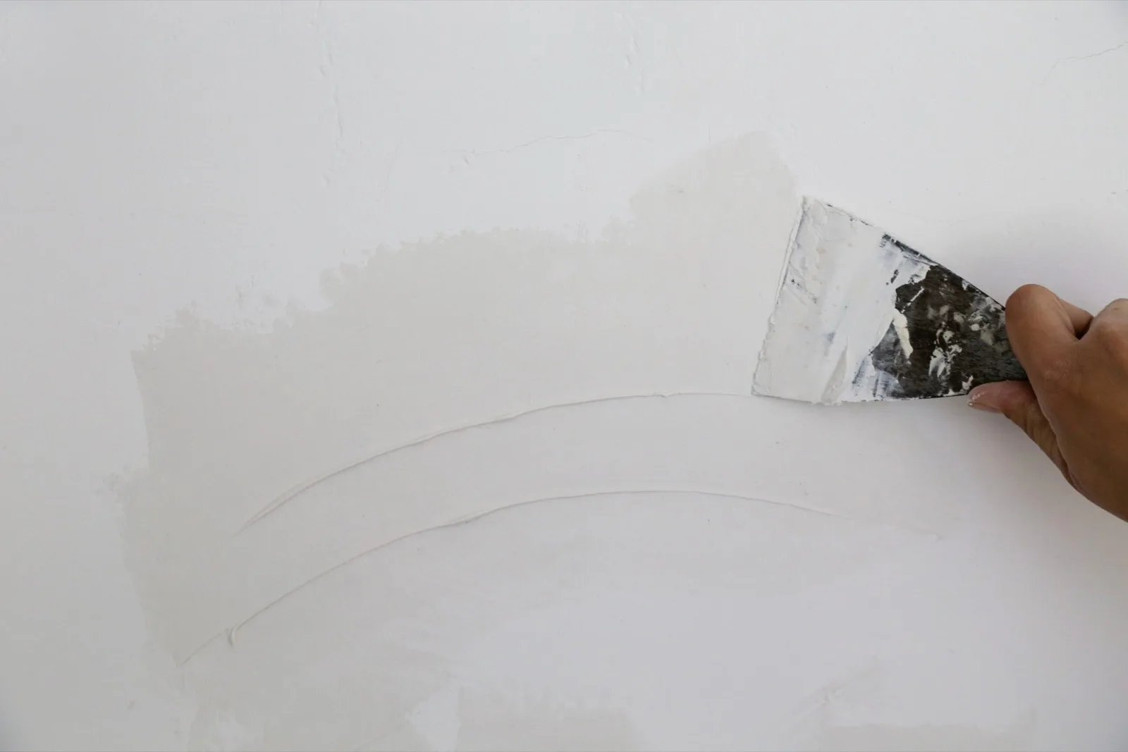 Things You Will Need to Repair Large Holes in Drywall